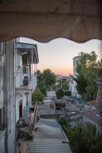 een balkon met uitzicht op de stad bij Orsiida sea view apartment Agria in Agria