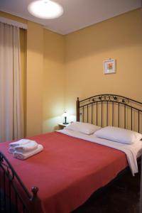 een slaapkamer met een bed met twee handdoeken erop bij Orsiida sea view apartment Agria in Agria