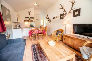 A seating area at Les Chalets Petit Bonheur - Chalets pour 6 Personnes 494