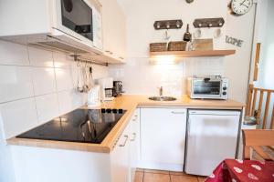 Kuchyň nebo kuchyňský kout v ubytování Les Chalets Petit Bonheur - LES CHALETS PETIT BONHEUR - CHT79 MAE-2494 + 5 fotografií
