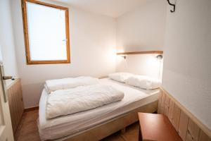 um quarto com duas camas e uma janela em Les Chalets Petit Bonheur - Chalets pour 6 Personnes 494 em Villarodin-Bourget