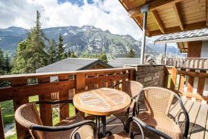 Nespecifikovaný výhled na hory nebo výhled na hory při pohledu z chaty