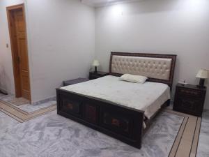 Ένα ή περισσότερα κρεβάτια σε δωμάτιο στο Sherwani property