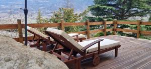 - deux chaises assises sur une terrasse en bois avec vue dans l'établissement Oasi verde, à Aoste