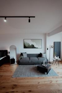 ein Wohnzimmer mit Sofa und Tisch in der Unterkunft WITTMANN Ferienwohnung in Strandnähe 206 - Schönberg in Kalifornien