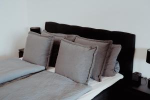 ein Bett mit einem Haufen Kissen drauf. in der Unterkunft WITTMANN Ferienwohnung in Strandnähe 206 - Schönberg in Kalifornien