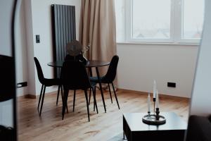 eine Person, die an einem Tisch in einem Zimmer sitzt in der Unterkunft WITTMANN Ferienwohnung in Strandnähe 206 - Schönberg in Kalifornien + 8 Fotos