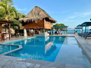 Bazén v ubytování Hotel Isla del Sol nebo v jeho okolí