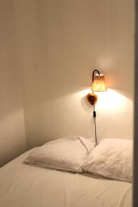 un lit avec une lampe assise à côté dans l'établissement Résidence Les Issarts - 2 Pièces pour 4 Personnes 761, à Saint-Étienne-en-Dévoluy