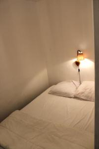 - une chambre avec un lit et une lampe dans l'établissement Résidence Les Issarts - 2 Pièces pour 4 Personnes 761, à Saint-Étienne-en-Dévoluy