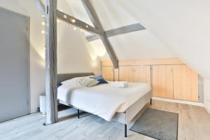 Säng eller sängar i ett rum på Duplex tout confort sur la Route des Vins dans un village typique et médiéval - Appartements 3 et 4 personnes - Centre Alsace