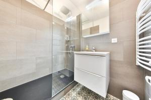 uma casa de banho com um WC e um chuveiro em Duplex tout confort sur la Route des Vins dans un village typique et médiéval - Appartements 3 et 4 personnes - Centre Alsace em Bergheim