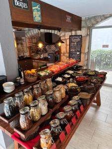 een teller met veel verschillende soorten voedsel te zien bij HOTEL PIER BODRUM MARiNA in Bodrum City