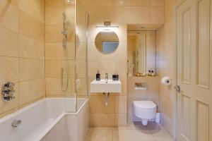 Koupelna v ubytování Pope Lodge Cosy Stone Coach House in Alnmouth + 29 fotografií