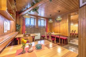 Reštaurácia alebo iné gastronomické zariadenie v ubytovaní Penzion Pokorny