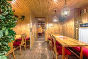 un restaurante con paredes de madera, mesas y sillas de madera en Penzion Pokorny en Jablonec nad Nisou
