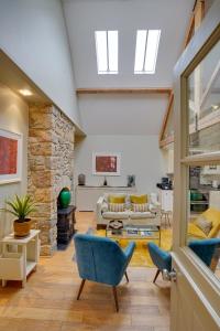 Posezení v ubytování Pope Lodge Cosy Stone Coach House in Alnmouth