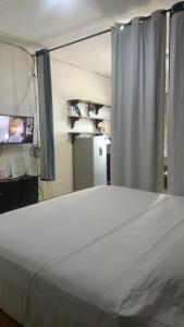 1 dormitorio con 1 cama grande y TV en Casa B&V en Isla Mujeres