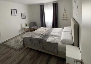 巴林根的住宿－FeWo Apart，一间卧室设有一张大床和一个窗户。
