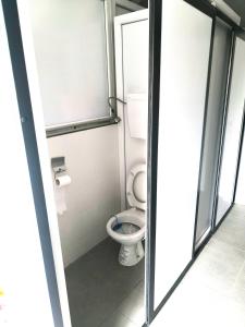 - une salle de bains avec toilettes dans une cabine dans l'établissement Konak Jezero - Drvene Kućice na Privatnom Jezeru, à Šabac
