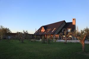 a large house with a green lawn in front of it at Lahuta e Vjeter Agroturizem in Laç