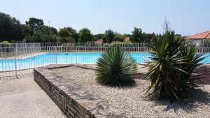 Bazén v ubytování maison de vacances proche océan nebo v jeho okolí