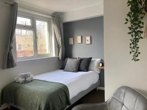 um quarto com uma cama e uma janela em Southampton Lodge em Southampton