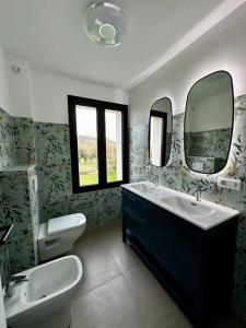 een badkamer met 2 wastafels en 2 spiegels bij Maison de campagne normande in Pitres
