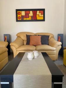 蒂諾加斯塔的住宿－Urqu-Pacha Alojamiento，带沙发和咖啡桌的客厅
