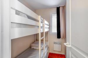 Mały pokój z łóżkiem piętrowym i oknem w obiekcie Résidence Quartier Falaise - maeva Home - Appartement 2 Pièces 6 Personnes 854 w mieście Avoriaz