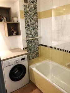 y baño con lavadora y ducha. en Hôtel du Golf de Pont Royal - maeva Home - Appartement 2 pièces 4 personne 874, en Mallemort