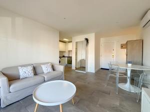 a living room with a couch and a table at Clauhomes Suite Center in Tarragona