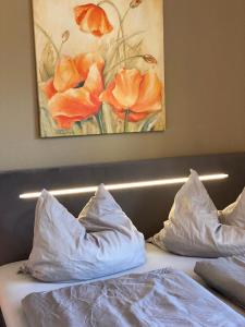 Zur Fledermaus في غرال موريتز: سرير مع وسادتين ولوحة ورد