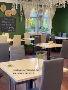 Zur Fledermaus في غرال موريتز: مطعم بطاولات وكراسي وطبور