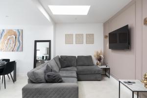 a living room with a couch and a tv at Cosy 2BR Bungalow + Parking in Northampton