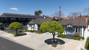 ein Gebäude mit Bäumen davor in der Unterkunft Solvang Inn & Cottages in Solvang