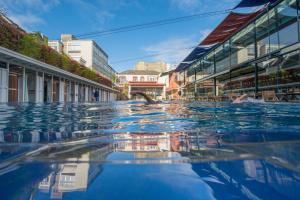 ブリストルにあるLido Townhouseの建物の前の水たまり +32枚の写真
