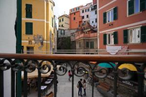 een groep mensen die door een straat lopen bij Les pieds dans l'eau Vernazza in Vernazza