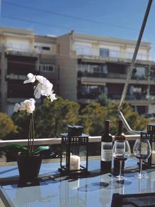una mesa con dos botellas de vino y dos copas en John‘s house, en Atenas
