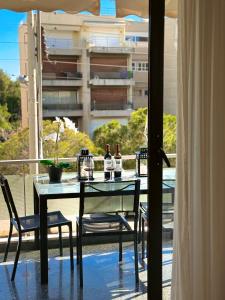 una mesa con 2 botellas de vino en el balcón en John‘s house, en Atenas