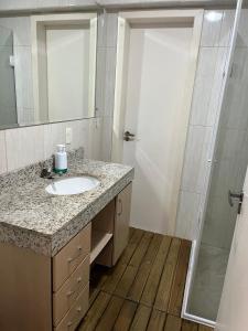 y baño con lavabo y ducha. en Hostel Caminho do Mar en Florianópolis