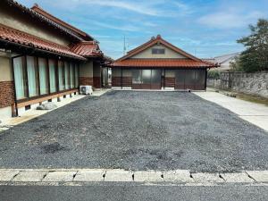 un parcheggio vuoto di fronte a una casa di Izumo no Oyado Naka Araki - Vacation STAY 82773v a Izumo