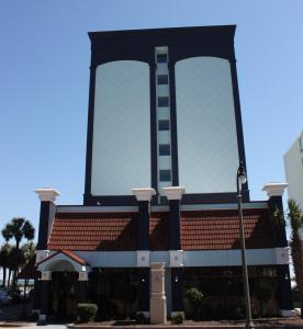 un bâtiment avec une grande tour en haut dans l'établissement Blue Palmetto, à Myrtle Beach