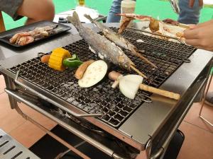 - un grill avec différents types de nourriture dans l'établissement Riverside Glamping Kamiseno - Vacation STAY 92767v, à Hiroshima