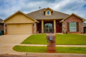 una casa con garaje y entrada en Central Parkway Home en Norman