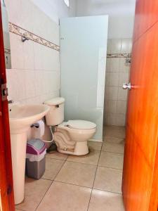 uma casa de banho com um WC e um lavatório em CASA HONDANA em Honda