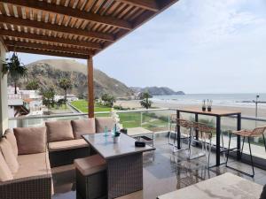 - un salon avec un canapé et une vue sur l'océan dans l'établissement Bujama vista al mar, à Asia