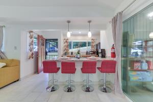 Cucina o angolo cottura di Bright Haiku Studio Patio and Rainforest View
