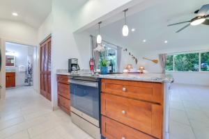 Cucina o angolo cottura di Bright Haiku Studio Patio and Rainforest View