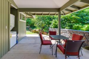 Balcone o terrazza di Bright Haiku Studio Patio and Rainforest View